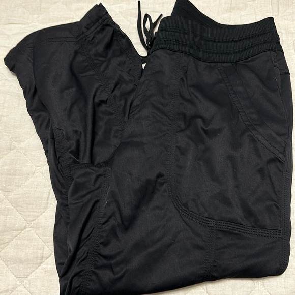 Size M North Face capris - Picture 2 of 4